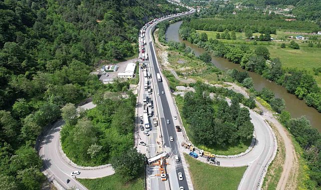 Hafif ticari araca çarpan 25 ton tavuk yemi yüklü tır D-650'yi kapattı