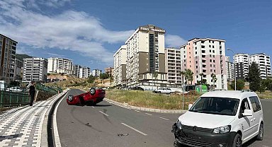Hafif ticari araçla çarpışan otomobil takla attı sürücüsü yaralandı