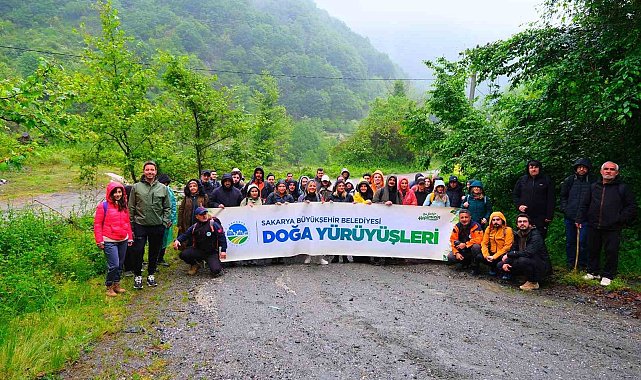 Hafif yağmur eşliğinde tabiatı keşfettiler