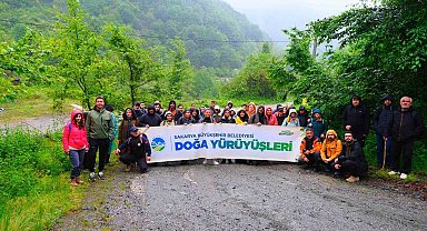 Hafif yağmur eşliğinde tabiatı keşfettiler
