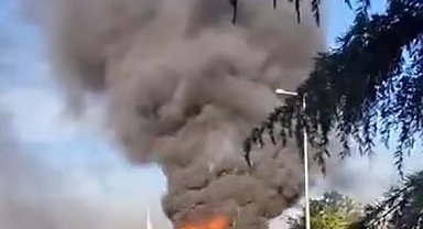 Hafriyat kamyonu alevlere teslim oldu, gökyüzü siyah dumanla kaplandı