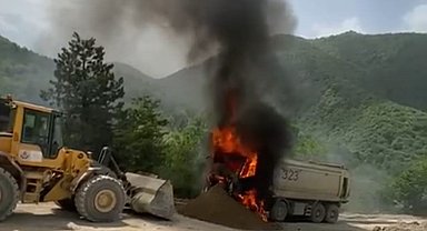 Hafriyat kamyonu alevlere teslim oldu