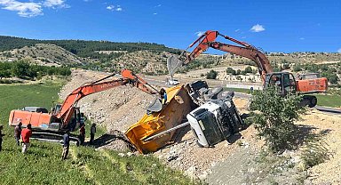 Hafriyat kamyonu devrildi: 1 yaralı