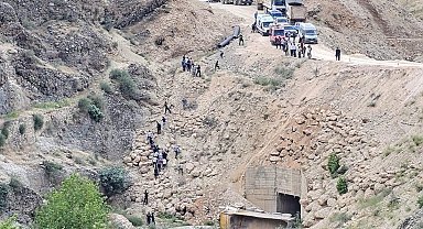 Hafriyat kamyonu devrildi: 1 yaralı