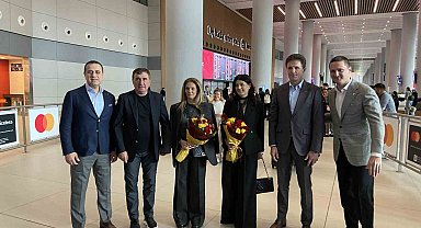 Hagi ile Popescu, İstanbul Havalimanı'nda çiçeklerle karşılandı