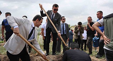 Hakim, savcı ve hükümlüler yanan ormanı yeşertmek için fidan dikti