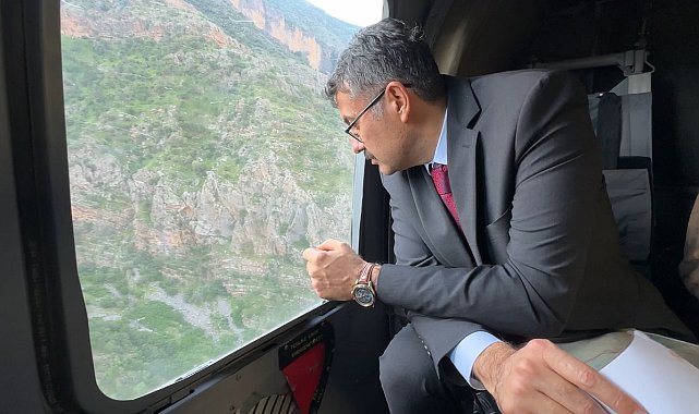 Hakkari Valisi Çelik, derede kaybolan çocuğu arama çalışmalarını havadan inceledi
