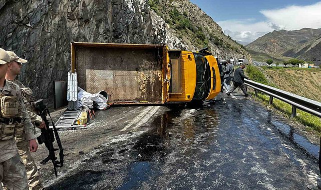 Hakkari-Van yolunda trafik kazası, 2 yaralı