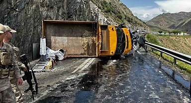 Hakkari-Van yolunda trafik kazası, 2 yaralı