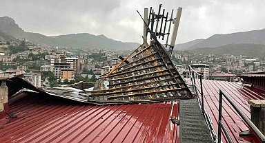 Hakkari'de fırtına çatılara zarar verdi