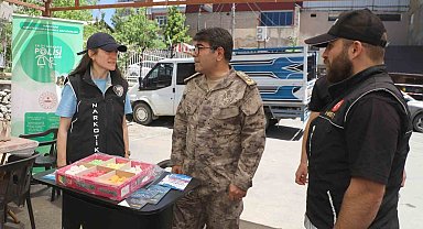 Hakkari'de "En İyi Narkotik Polisi: Anne" standına açıldı