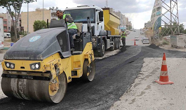 Haliliye'de yollar sıcak asfaltla yenileniyor