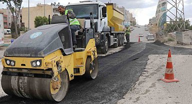 Haliliye'de yollar sıcak asfaltla yenileniyor