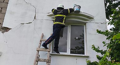 Hasarlı binada kedi kurtarma operasyonu