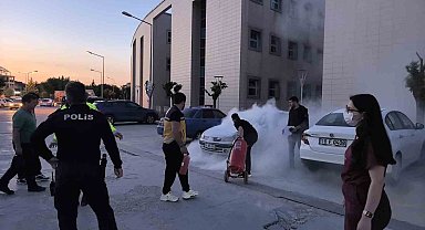 Hastane otoparkında park halindeki araç alevlere teslim oldu