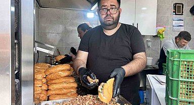 Hayırlı evlat, her yıl babasının sevdiği dönerden dağıtıyor