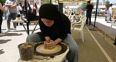Hedefi Türkiye'de sayıları az olan bayan çömlek ustaları arasına girmek