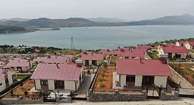 Hem güven hem de huzur veren göl manzaralı deprem konutları