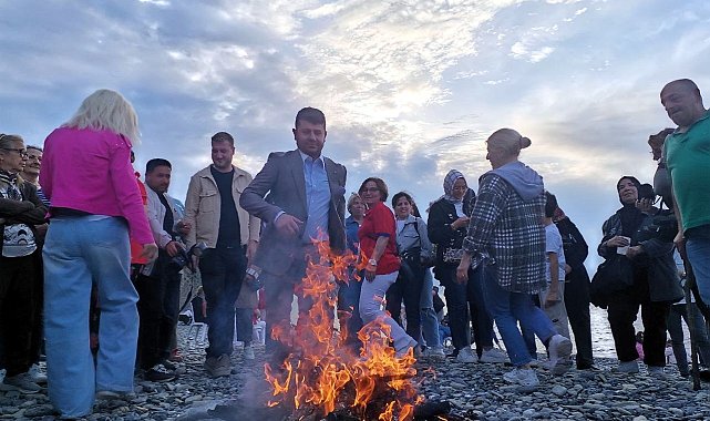 Hıdırellez ateşi sahilde yandı