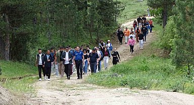Hisarcık MYO öğrencileri doğa yürüyüşünde ağaçlara 50 ahşap kuş yuvası astı