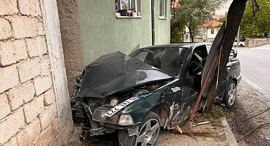 Hisarcık'ta ehliyetsiz sürücü polisten kaçarken kaza yapıp yaralandı