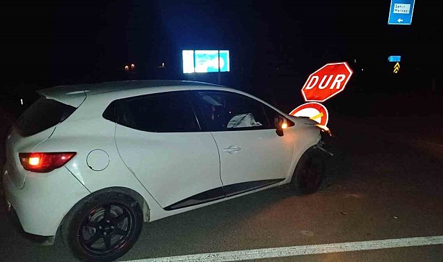 Hisarcık'ta ehliyetsiz ve alkollü sürücü 'Dur' levhasına çarptı: 1 yaralı
