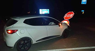 Hisarcık'ta ehliyetsiz ve alkollü sürücü 'Dur' levhasına çarptı: 1 yaralı
