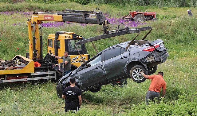 Hızla ilerleyen otomobil önündeki araca çarparak şarampole uçtu