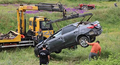 Hızla ilerleyen otomobil önündeki araca çarparak şarampole uçtu