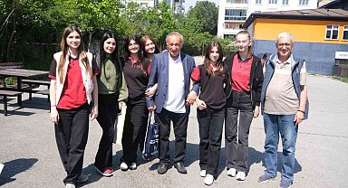 Huzurevi sakinleri ile liseli gençler bir araya geldi