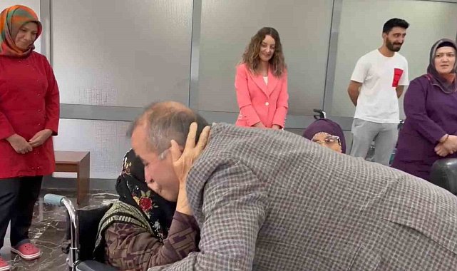 Huzurevindeki yaşlı kadının valiye sözleri gönülleri ısıttı: "Babalar Günün kutlu olsun, bana da bir öpücük ver"