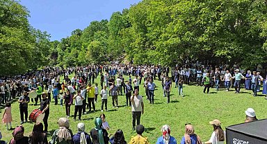 Huzurun sağlandığı köylerine 35 yıl sonra dönen aileler, kazanlarda yemekler pişirip doyasıya eğlendi