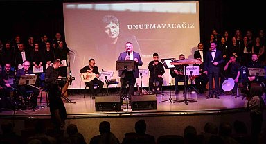 İbrahim Erkal sevgisi, salona sığmadı