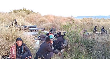 İHA tespit etti, göçmen kaçakçıları ve düzensiz göçmenler yakalandı