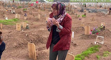İki evladını cinayete kurban veren anne, mezarlarını ziyaret etti