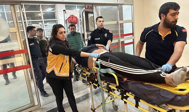 İki otomobil çarpıştı: 1'i ağır 3 yaralı