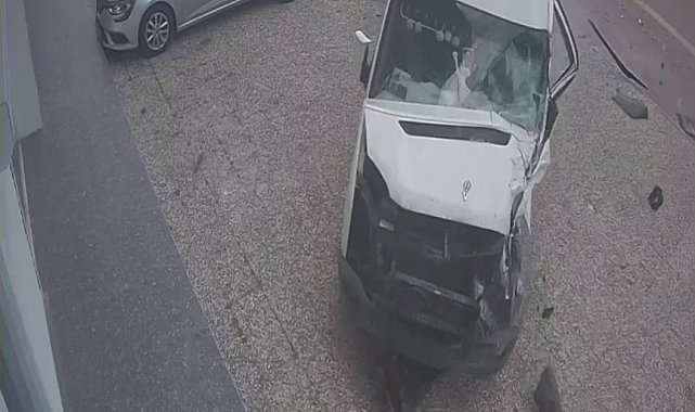 İki servis aracı çarpıştı, biri iş yerine daldı