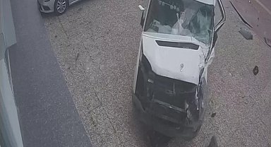 İki servis aracı çarpıştı, biri iş yerine daldı