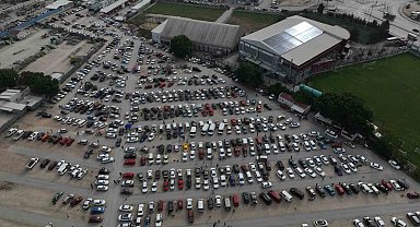 İkinci el oto pazarında bayram havası