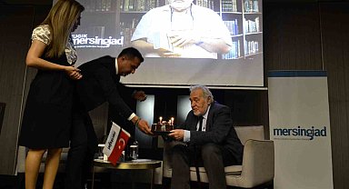 İlber Ortaylı'ya sahnede doğum günü sürprizi