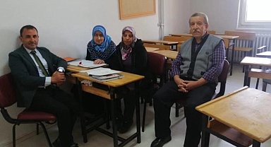 İlerlemiş yaşlarına rağmen okuma yazma öğreniyorlar