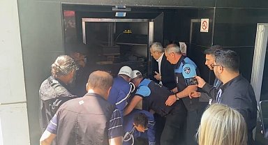 İlhan Şeşen'in cenazesi asansörde mahsur kaldı