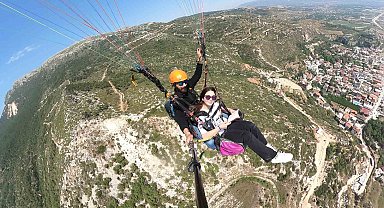İlk kez paraşütle uçmanın keyfini yaşayan depremzede çocuklar, metrelerce yüksekte kitap okudular