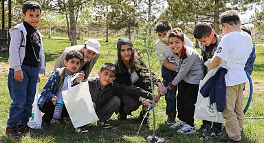 İlkokul öğrencileri iklim değişikliğine dikkat çekmek için fidan dikti