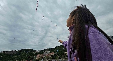 İlkokul öğrencileri uçurtmalarla gökyüzünü renklendirdi