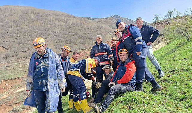 İneğiyle birlikte çamura saplanan vatandaşı AFAD ekipleri kurtardı