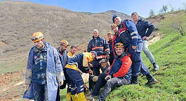 İneğiyle birlikte çamura saplanan vatandaşı AFAD ekipleri kurtardı