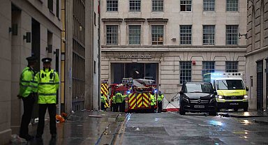 İngiltere'de şampiyonluk kutlamasında araç kalabalığın arasında daldı: 3 yaralı