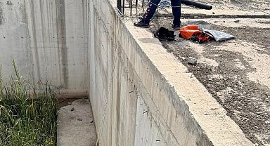 İnşaat temelinde mahsur kalan kediyi itfaiye kurtardı