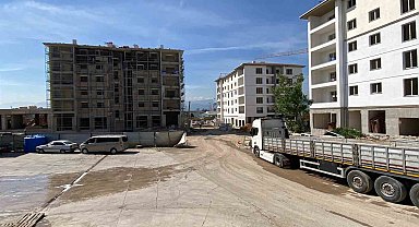 İnşatta fenalaşan işçiye vinç yardımıyla müdahale edildi